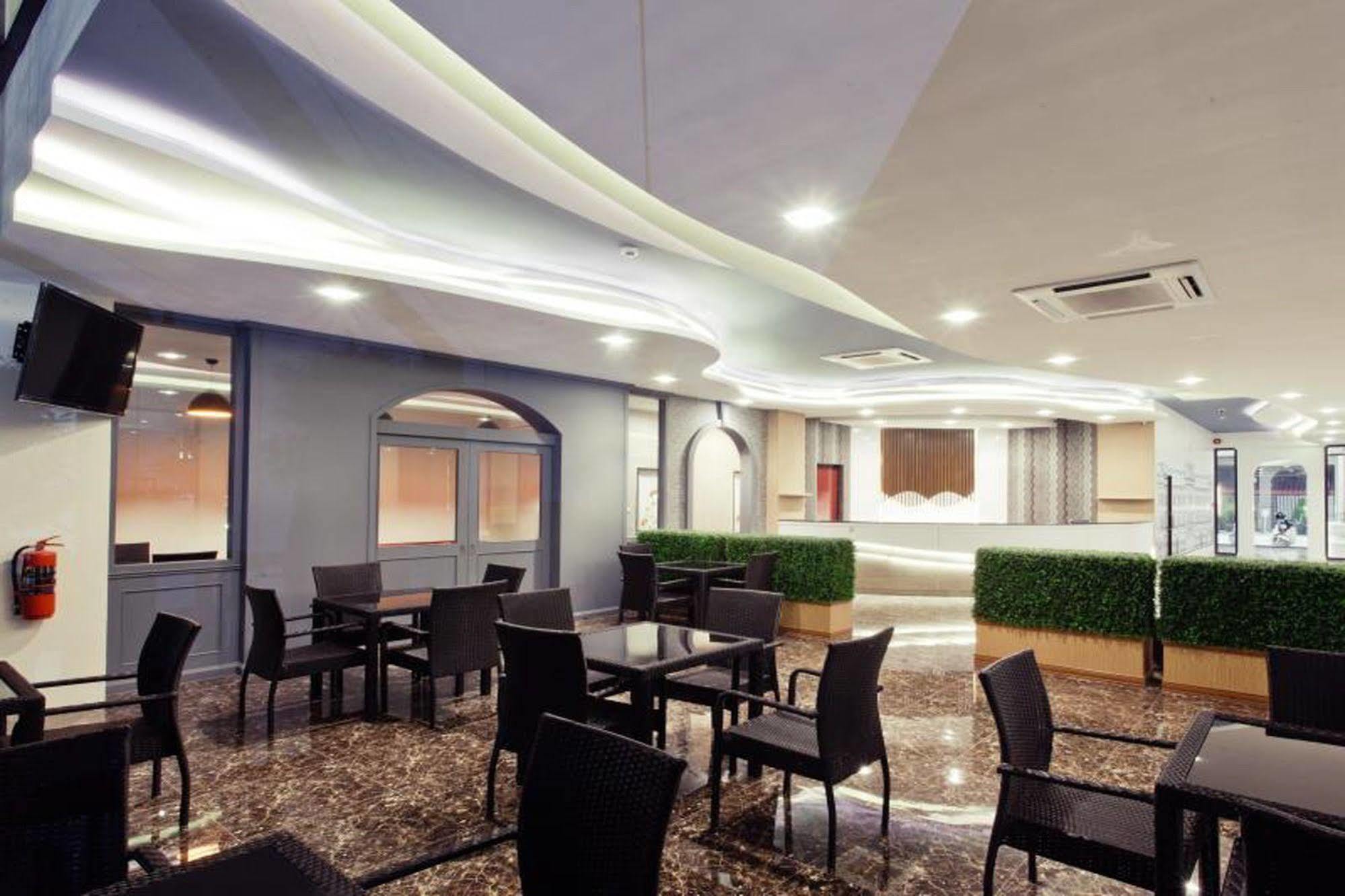 The Proud Hotel Убон Ратчатани Екстериор снимка